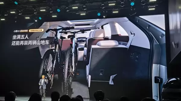 小鹏X9行业首發三排电动三折叠:秒变1米8瑜伽房