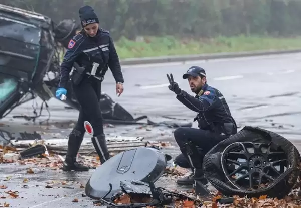 意大利米兰发生惨烈事故：奔驰大G被撞翻车并断成两截