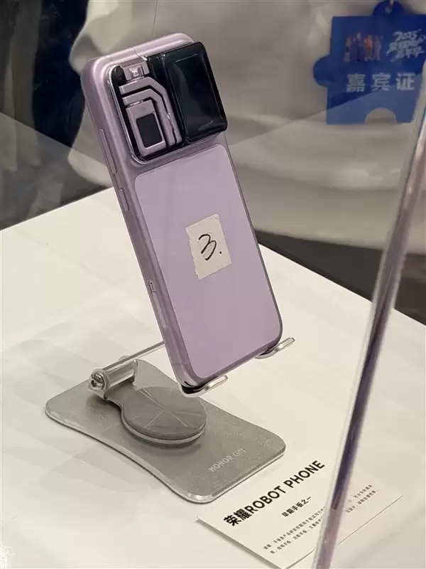 ROBOT PHONE亮相：AI与机械融合的影像新物种