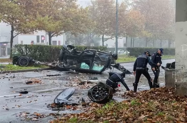 意大利米兰发生惨烈事故：奔驰大G被撞翻车并断成两截