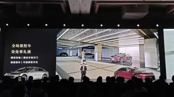 鸿蒙智行最美轿车!新款享界S9亮相:全新寰宇之星车标