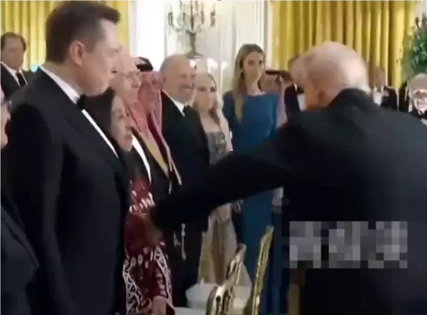 马斯克受邀请参加晚宴 特朗普特意留步拍了拍拍他肚子