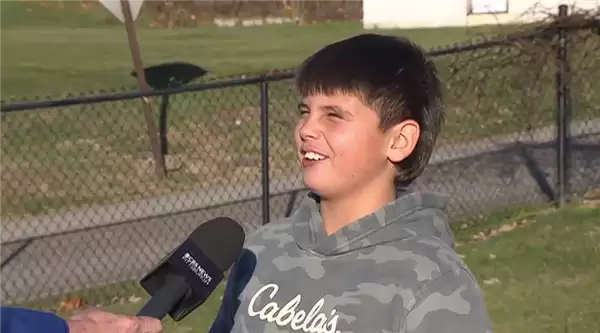 美国黑熊追杀男孩 冲进商店直接跳上收银台