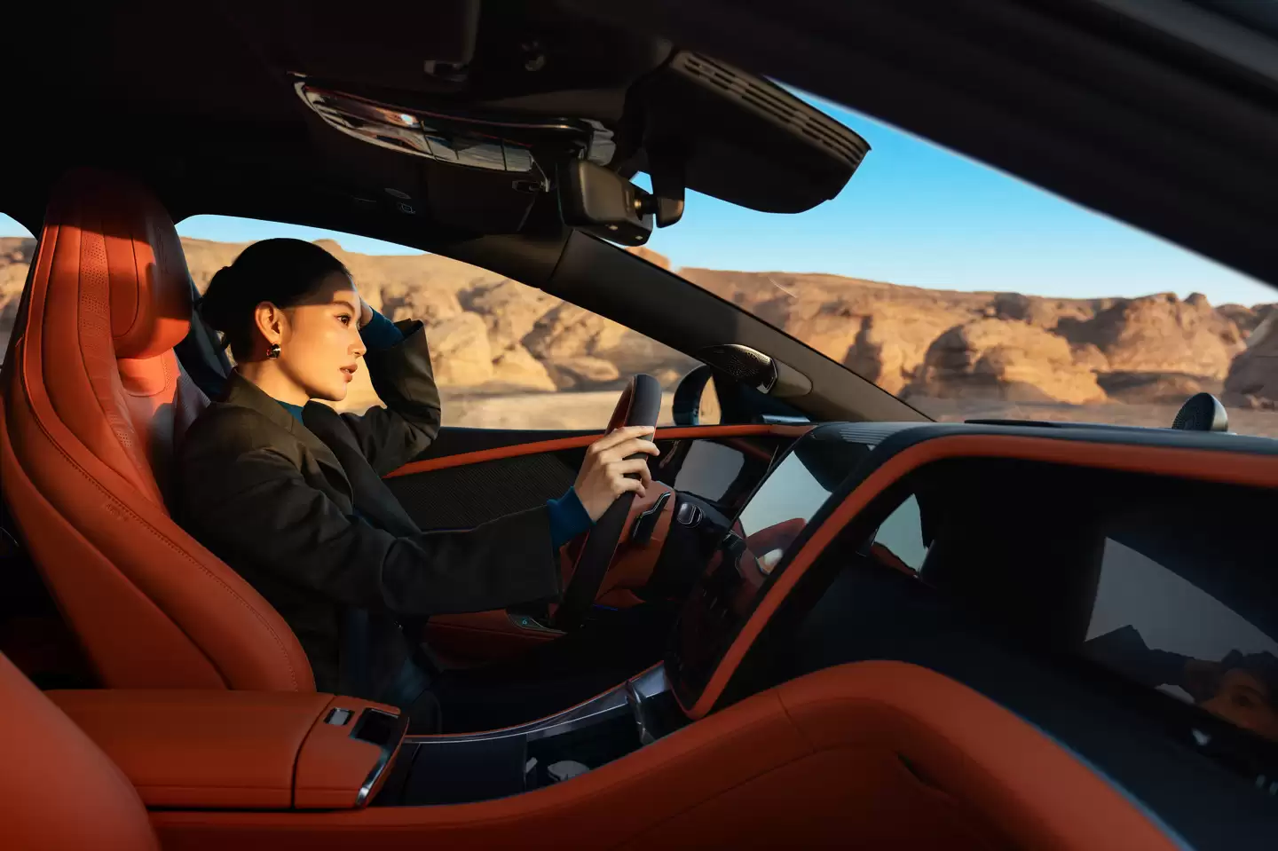 比亚迪官宣仰望 U7 豪华轿车全新“旭光橙”内饰配色,11月21日亮相