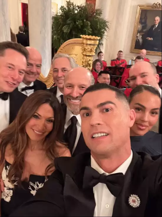 C罗与未婚妻在白宫自拍:马斯克等亿万富翁同框