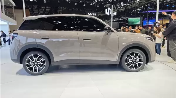 10万内首搭激光雷达!零跑A10广州车展全球首秀:500km超长续航