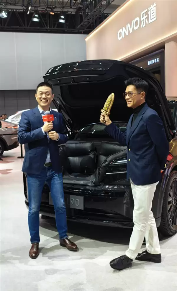 古天乐现身乐道舞台秀粤语 李斌现场回赠一把