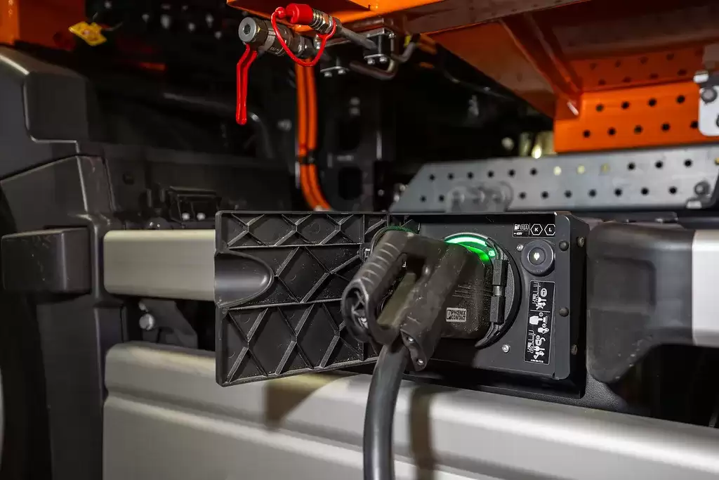 又安静又环保，18辆奔驰电动垃圾清运车在德国一城市上岗