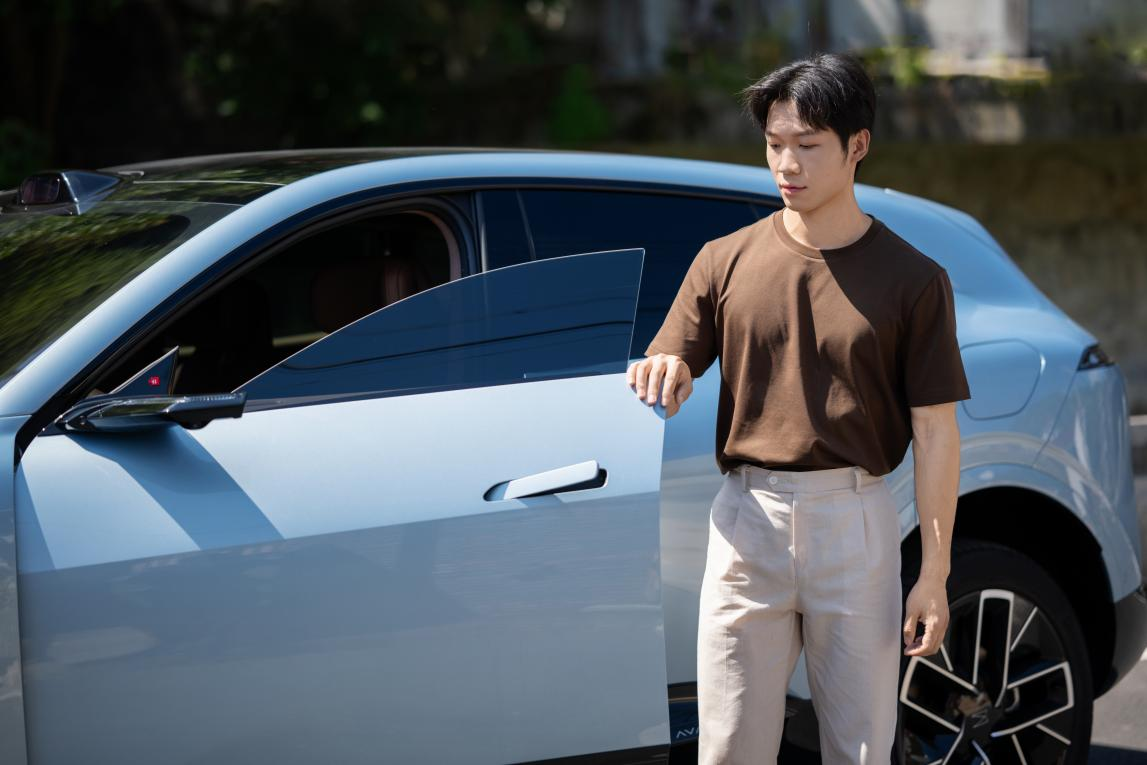 全系标配华为乾崑ADS 4&鸿蒙5智能座舱、9安全气囊、双零重力座椅、英国之宝音响系统、电吸门、宁德时代电池