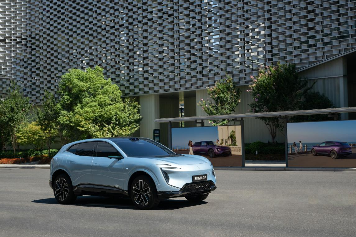 全系标配华为乾崑ADS 4&鸿蒙5智能座舱、9安全气囊、双零重力座椅、英国之宝音响系统、电吸门、宁德时代电池