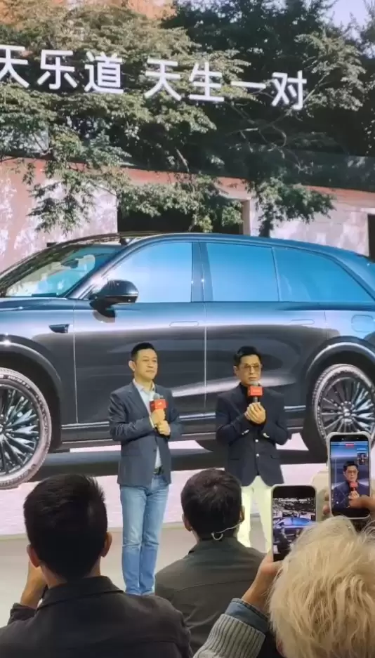 古天乐现身乐道展台秀粤语+李彬现场回赠一把“宝剑”