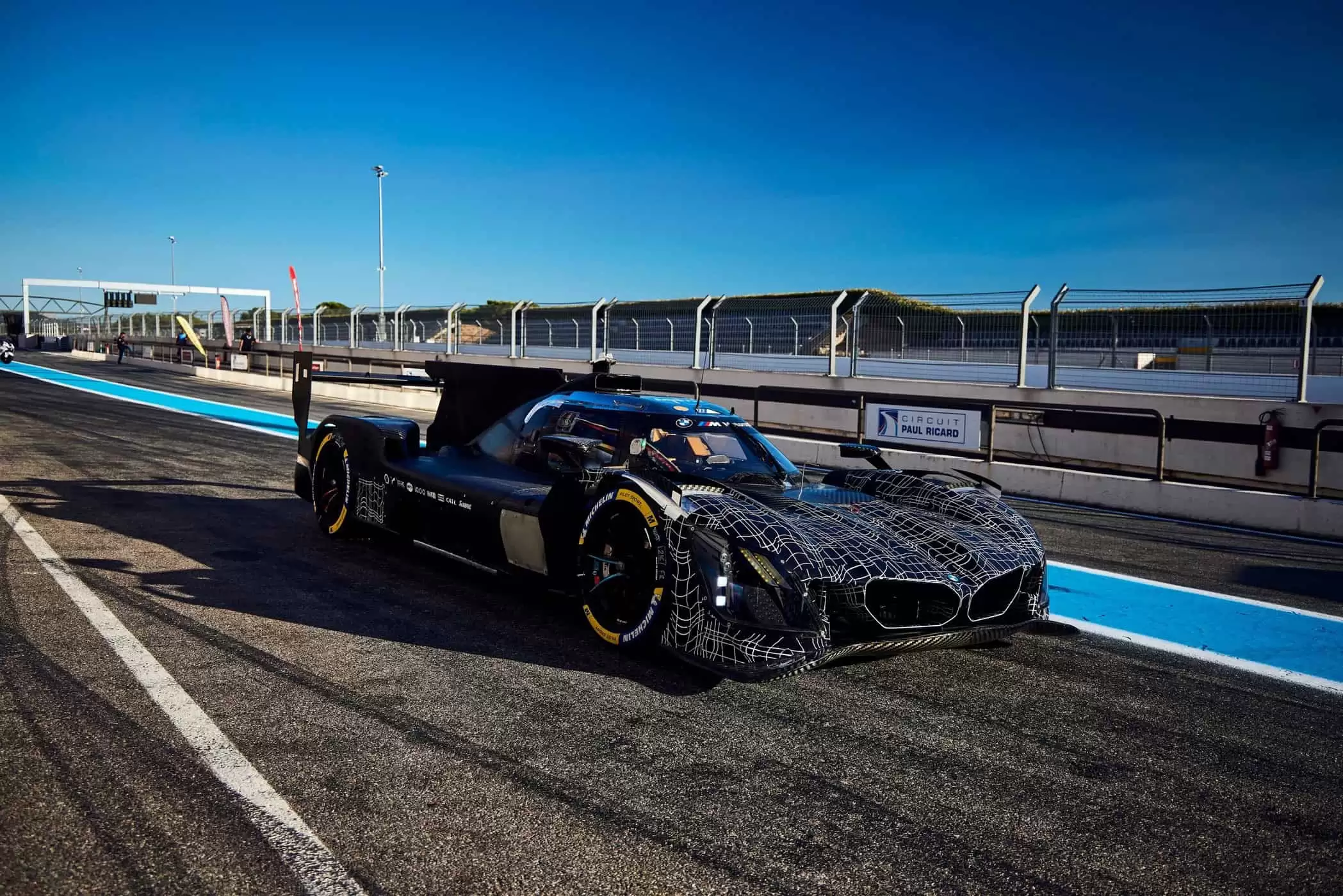 宝马发布 2026 款 M Hybrid V8 赛车，近 50% 车身部件焕然一新