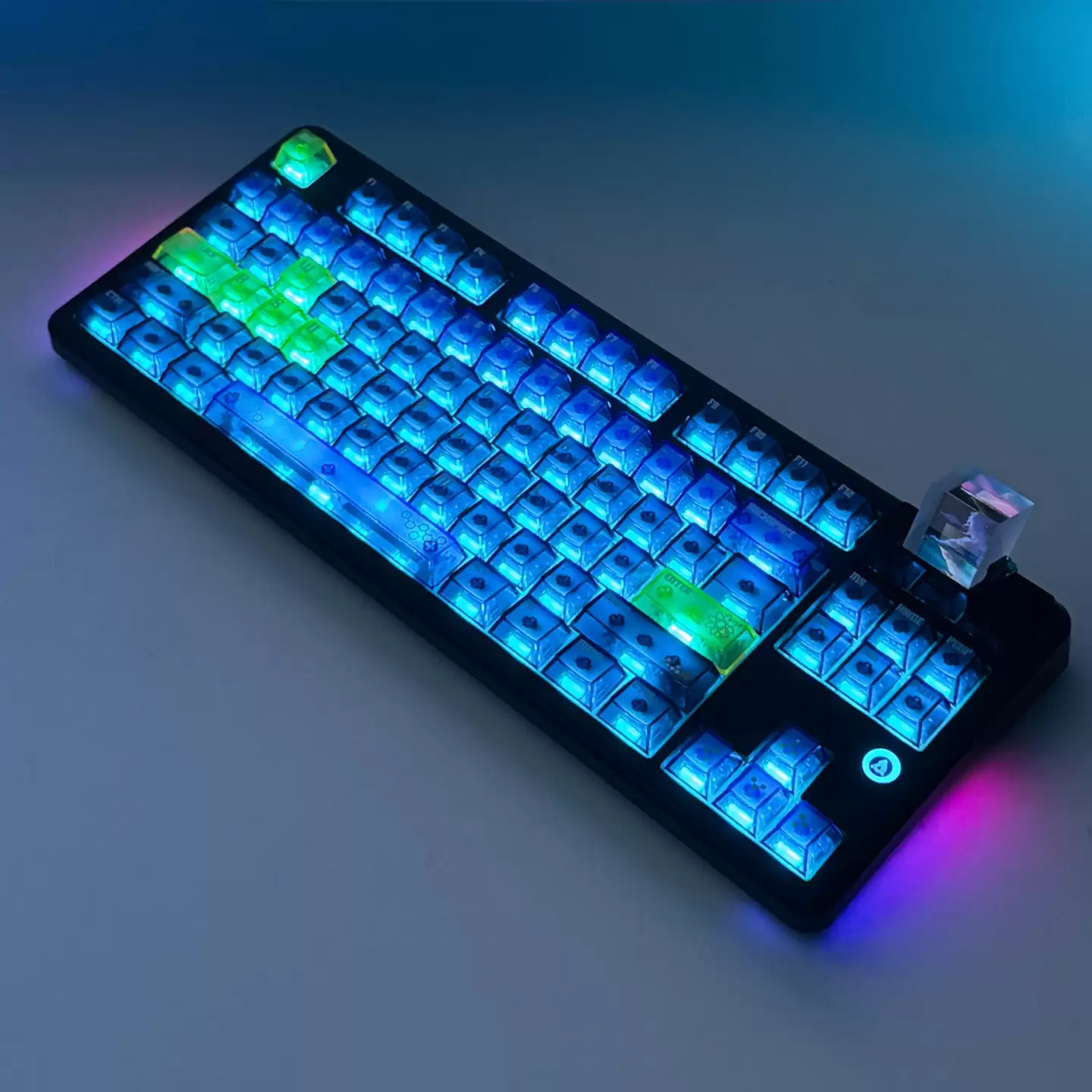 黑爵推出“全球首款棱镜键盘”，搭载 1.33 英寸棱镜屏幕