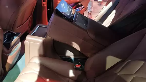 一键变尊贵四座！广汽昊铂A800内饰公布：全球首创2+1变形座椅