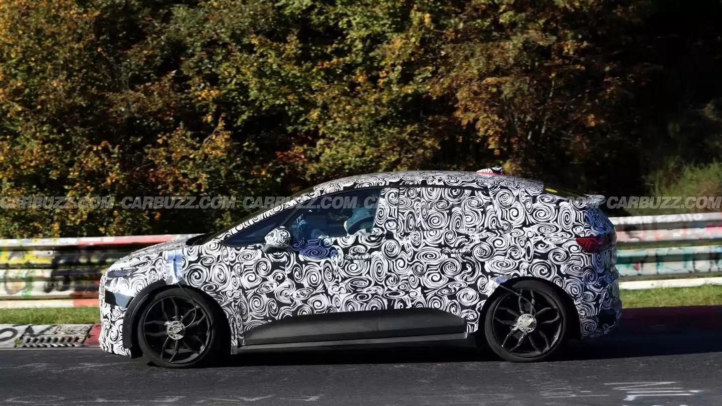 奥迪原型车现身纽北赛道：圆润车顶 + 分体大灯，预估为纯电版 Q2