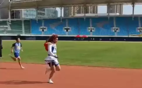 男生穿裙戴假发跑步夺冠遭取消成绩引争议 当地已介入处置