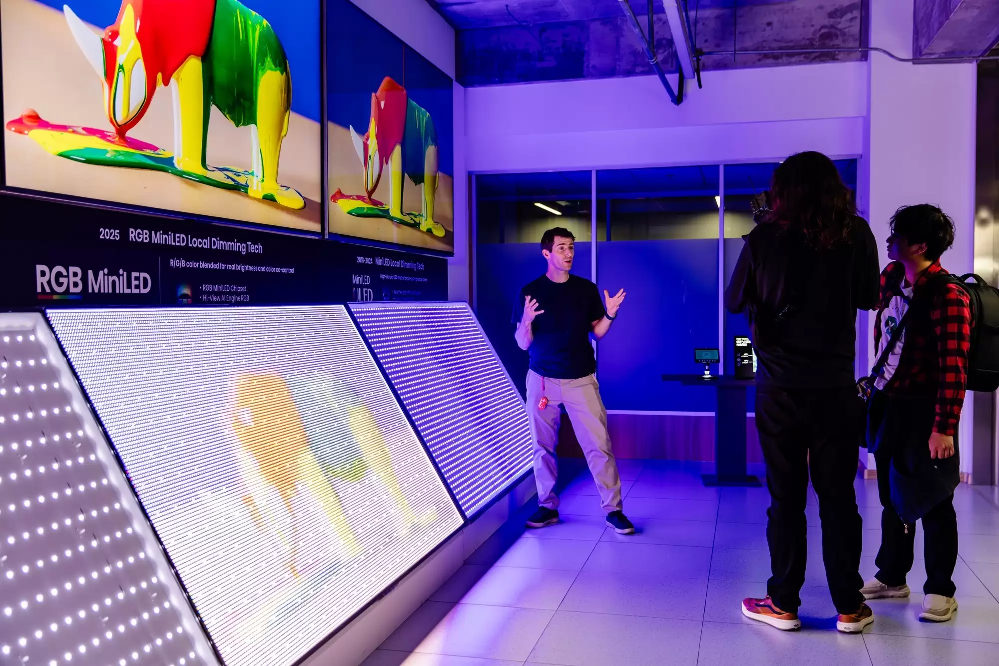 让HDR内容真正“炸”出来！美国千万粉丝博主探秘海信RGB-Mini+LED电视