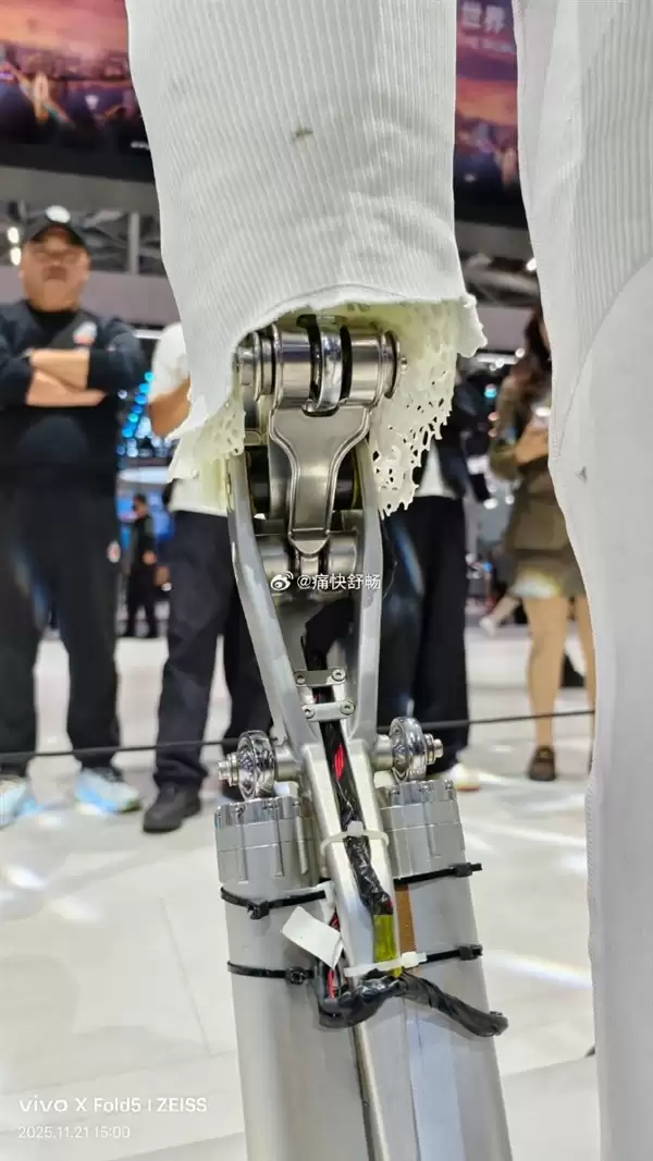 小鹏IRON机械骨骼细节照感受下:既酷又悲壮