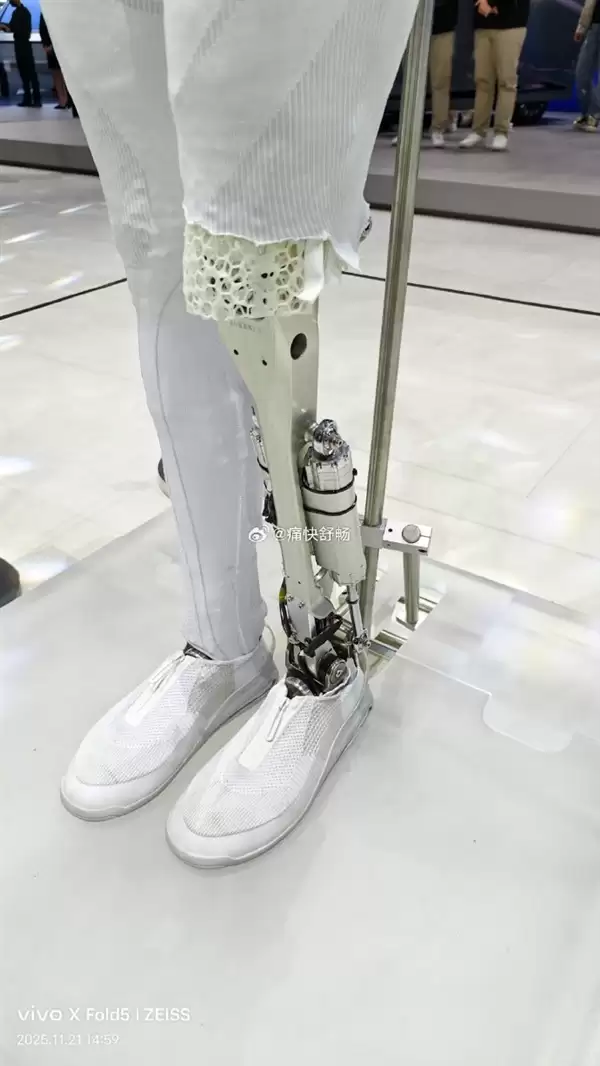 小鹏IRON机械骨骼细节照感受下:既酷又悲壮