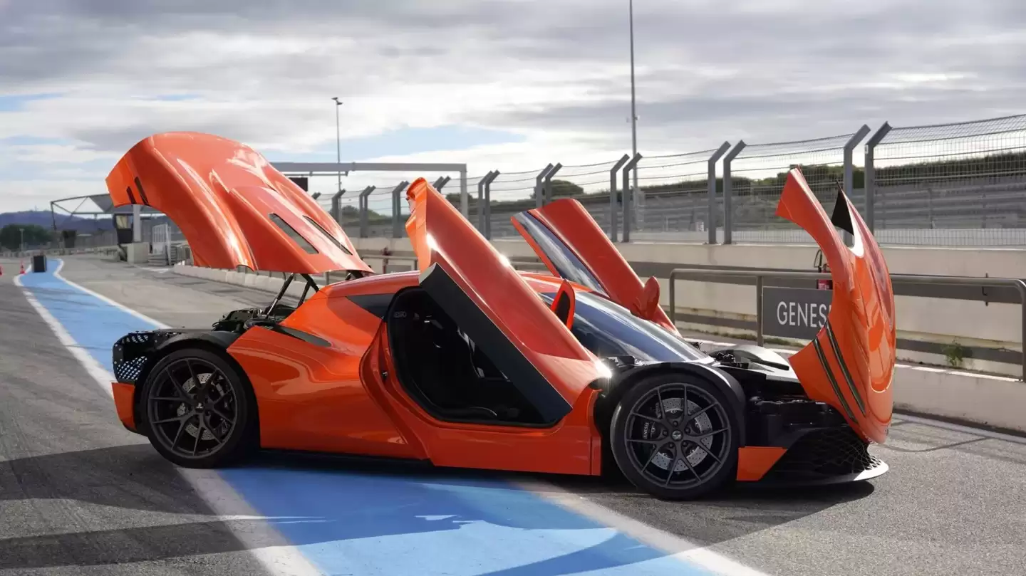 捷尼赛思首款“纯粹跑车”：Magma GT 概念车首秀，中置引擎