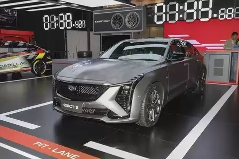 凯迪拉克CT5广州车展崭新登场：飓风哑光灰配色与巅峰赛道选装包亮相
