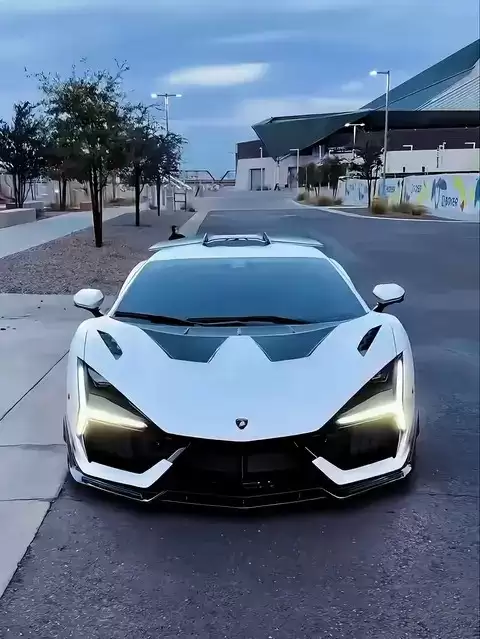 性能与环保兼修，混动超跑重塑速度标杆