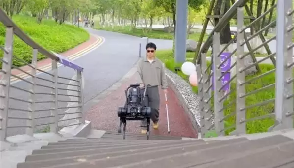 中国电信联合华为完成机械导盲犬5G实地测试