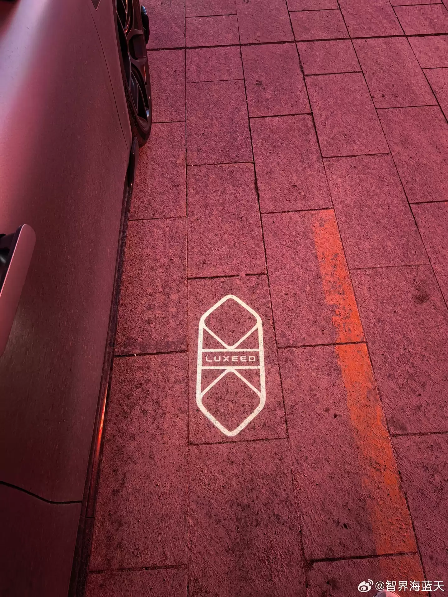 免费:智界汽车迎宾照地灯点亮计划发布,覆盖2024/2025款全系车主