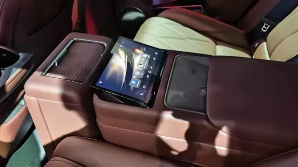 一键变尊贵四座！广汽昊铂A800内饰公布：全球首创2+1变形座椅