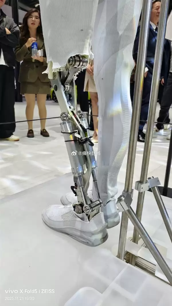 小鹏IRON机械骨骼细节照感受下:既酷又悲壮