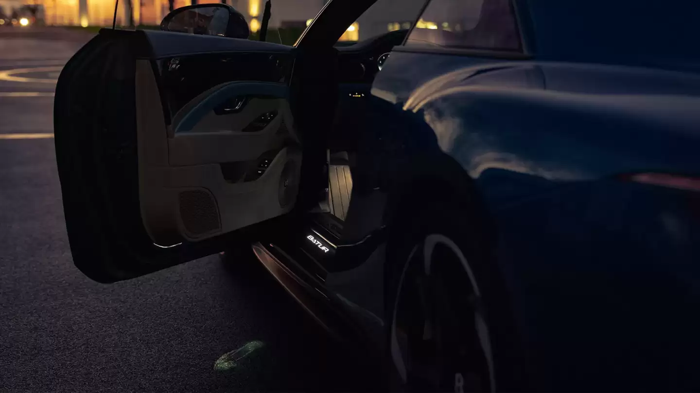 宾利也要做“灯厂”，用40多万个反射镜打造出11秒定制迎宾灯光秀