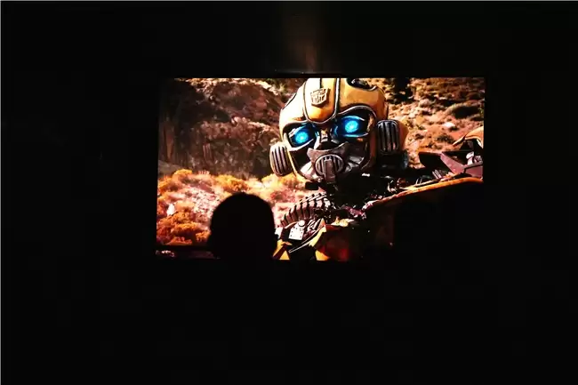 150 英寸海信激光电视亮相上海闪展,解锁家庭影院新姿势