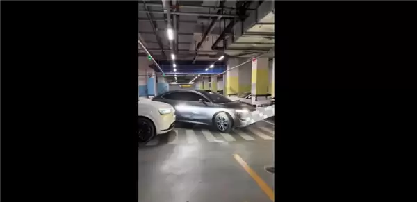 两辆新能源车遥控泊车相撞 到底谁负全责：官方给答案