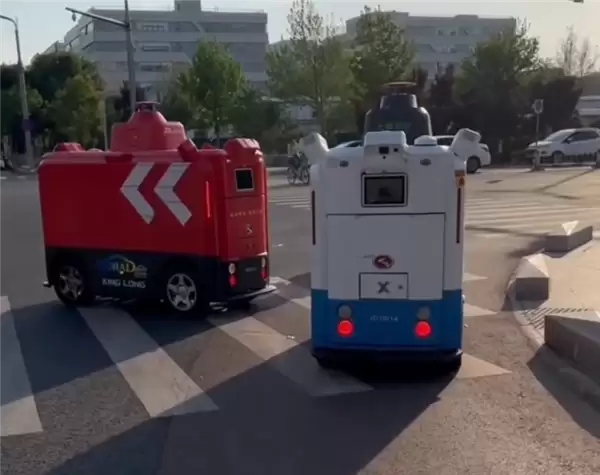 无人快递车送货途中跟人吵架 真相来了:实际为后期AI配音