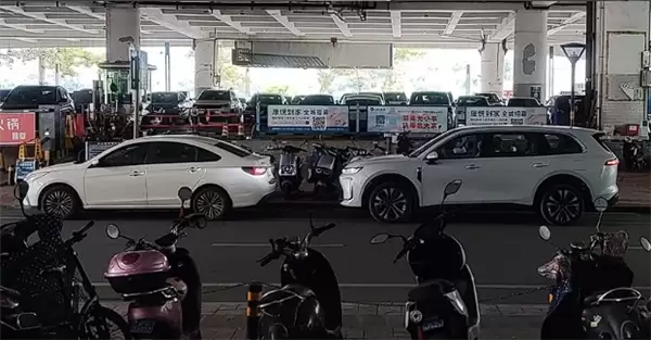 问界M9亲民平替 宝骏华境S实车曝光:用上舱内激光视觉