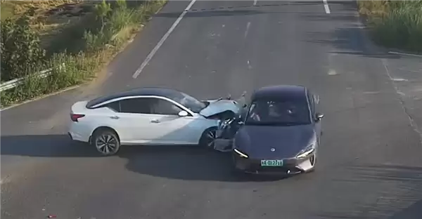 江西吉水路口车祸警示:减速让行保安全