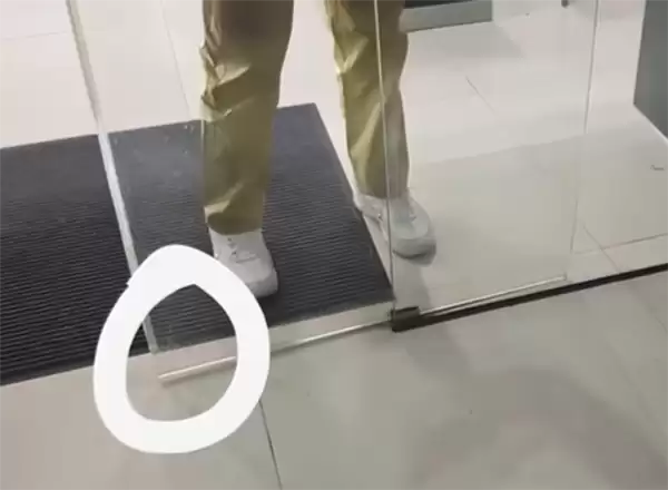 男子被感应门夹脚 4S员工反怪其来试驾：已被顶格处理