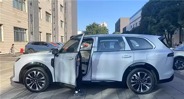 问界M9亲民平替 宝骏华境S实车曝光:用上舱内激光视觉