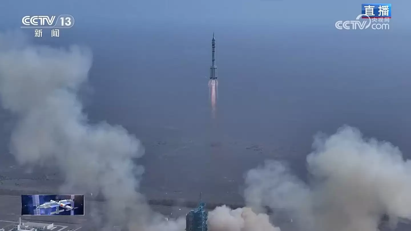 神舟二十二号无人升空护航空间站待命接回乘组