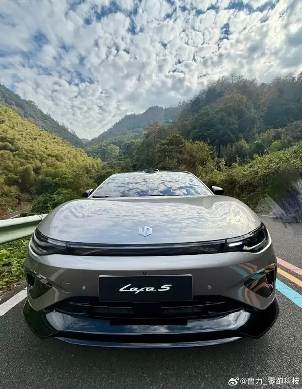 零跑Lafa 5 Ultra实车曝光 曹力大赞：操控非常棒 颜值很抗打