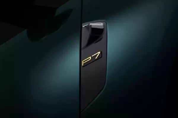 小鹏宣布P7车标从18K金升级24K金:年底前下单均可获得