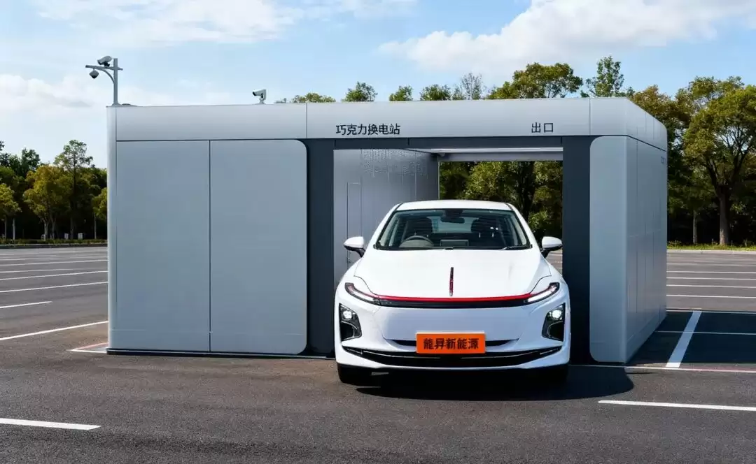 红旗E-QM5右舵换电出租车亮相香港