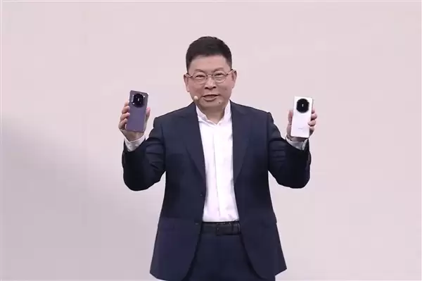 折叠屏最强者!华为折叠屏发货量超1000万台:市场份额68%