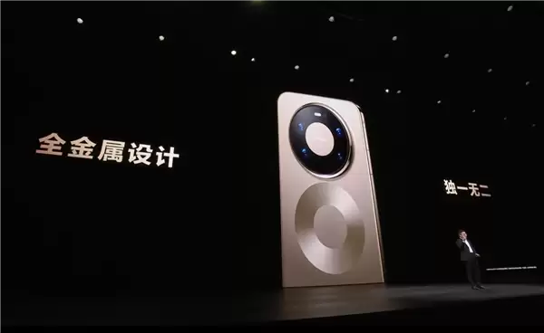 华为Mate 80系列首发亮相！余承东手持真机：8字双环 外观独一无二