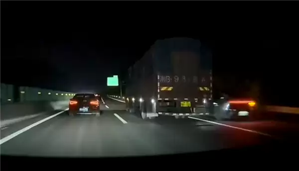 轿车和大货车并行压车10分钟 特斯拉Model Y司机出手了