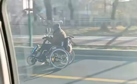 大爷坐轮椅快速路上狂飙:比汽车跑得都快