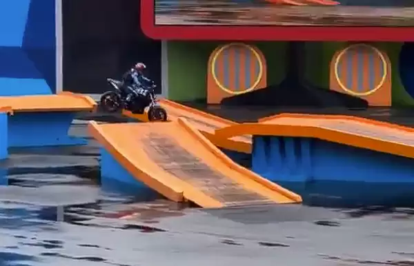 阴沟里翻船 巴西知名特技摩托车手表演秀上撞断脖子身亡