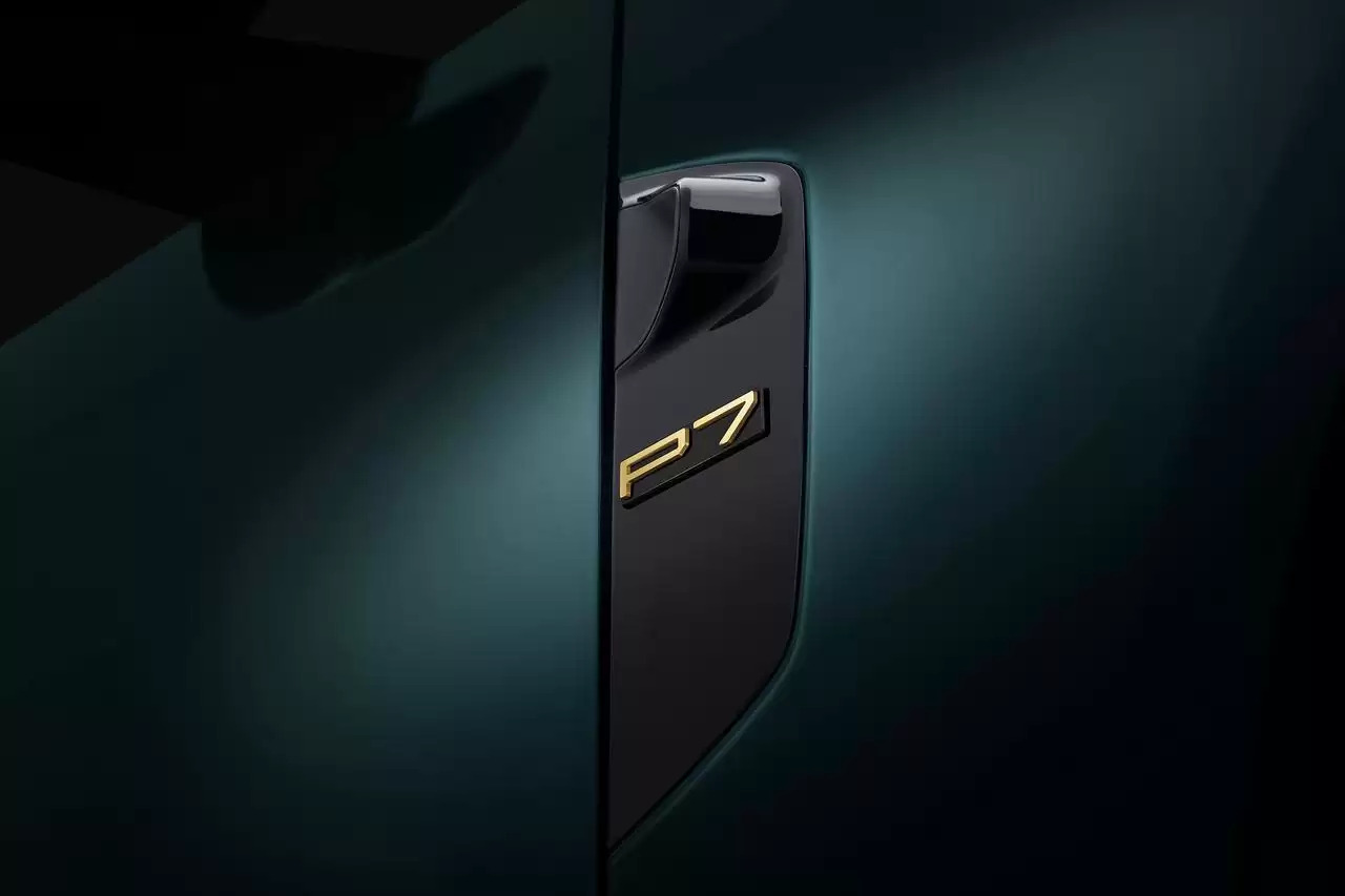 全新小鹏 P7 专属车标免费从 18K 金升级为 24K 金