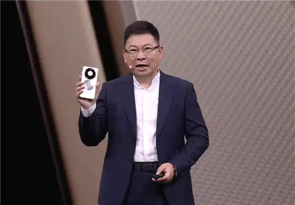 华为Mate 80系列首发亮相！余承东手拿真机：8字双环+外观独一无二