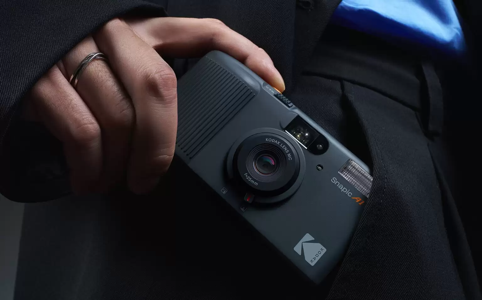 柯达推出 Snapic A1 胶片傻瓜相机：自动过片、快门固定 1/100 秒，内置 25mm f/9.5 玻璃镜头